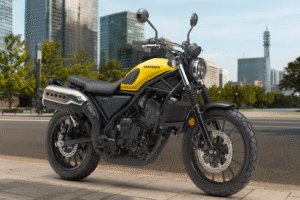 Honda CL 250 E-Clutch amarela estacionada em paisagem urbana, moto scrambler moderna da Honda.